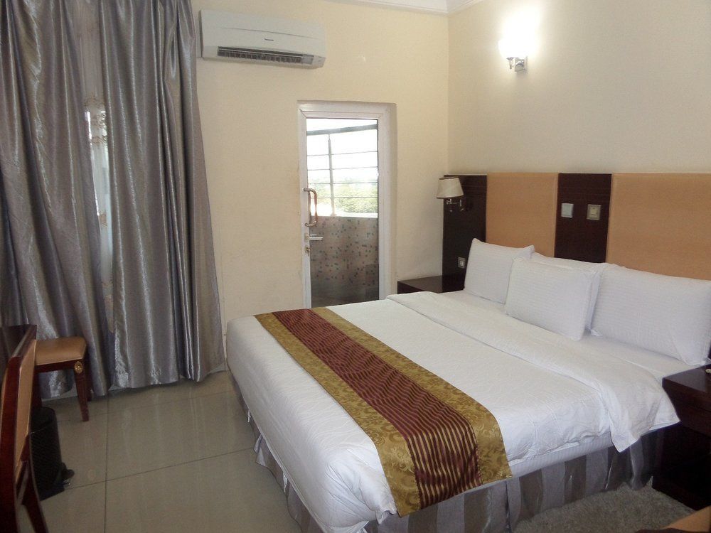 Barcelona Hotels, Abuja Mobushipe Exterior foto